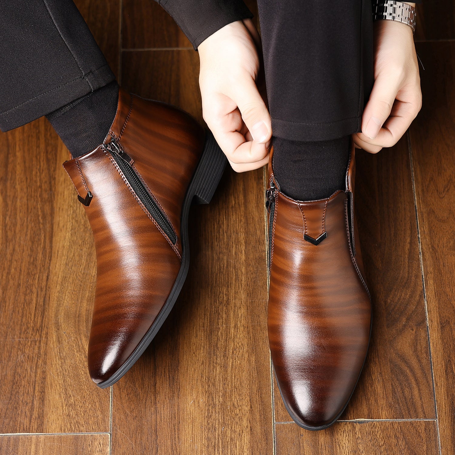 Botines de cuero con cremallera lateral en relieve y rayas blancas puntiagudas para hombre